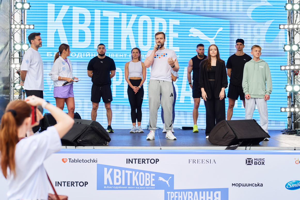 Виконавчий директор фонду Таблеточки В’ячеслав Биков та підопічні фонду, які побороли рак — 15-річний Артур і 19-річна Юлія