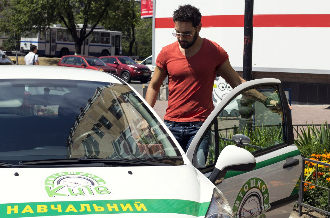 Виталий Козловский стал клиентом автошколы 1