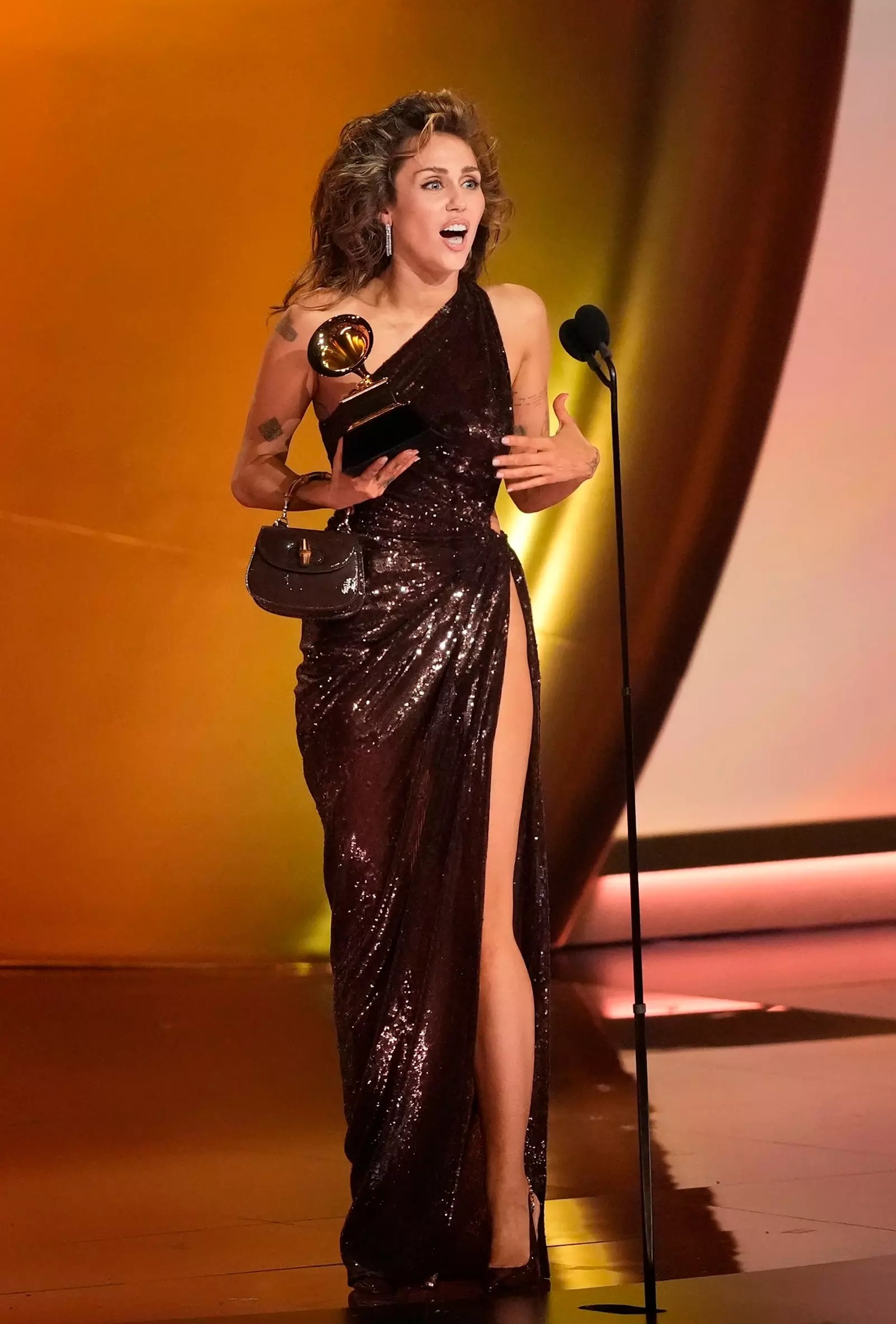Miley Cyrus Grammy forgot about her father 02 Mainstyle