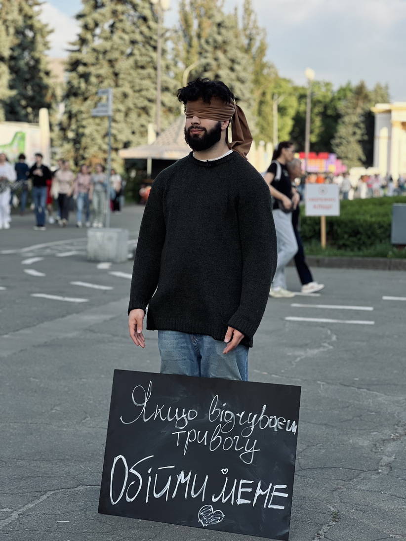 Коли дівчина артиста переживала емоційний досвід, Geed написав перші рядки — «Хочеш я тебе обійму?» — і з цієї простої фрази почала формуватись пісня, у якій немає пафосу, але є правда