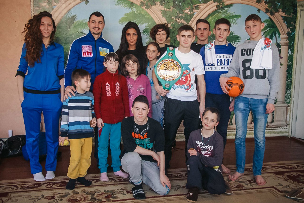 Санта Димопулос побоксировала с чемпионом мира Виктором Постолом 22